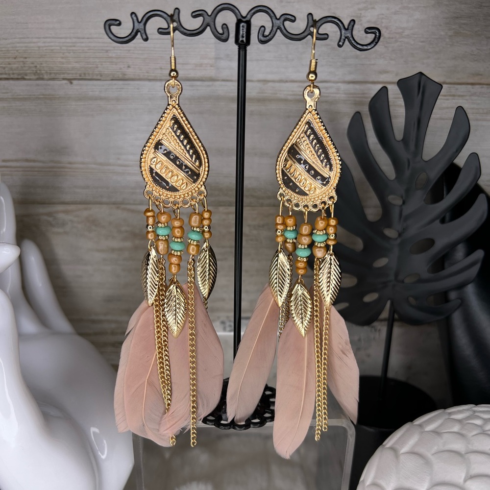 NWT soft pink boho feather earrings. - Picture 3 of 5